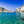 uitzicht op helderblauwe zee vanaf kust karpathos met bootjes, bergen en witte huisjes